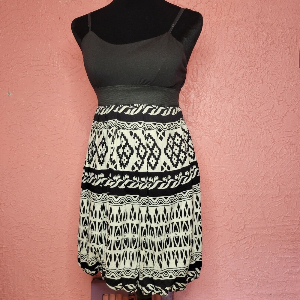 Hypnotik Women’s Black & White Geometric Cami Dress – Casual Summer Bubble Hem